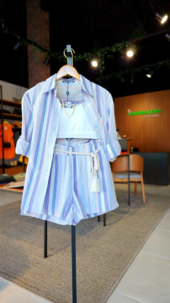 Shorts feminino listrado com fios de lurez todo forrado com cinto trançado na internet