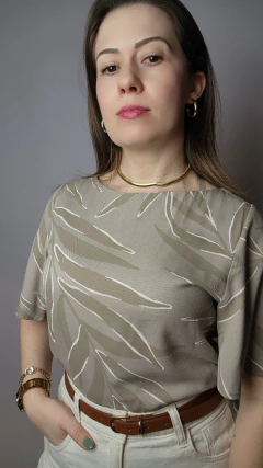 Blusa feminina de viscose sarjada com mangas amplas Flora