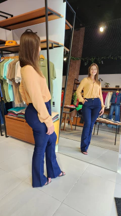 Calça Jeans Flare Escura com bolso faca feminina - loja online