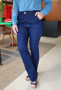 Calça Jeans Flare Escura com bolso faca feminina na internet