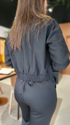 Jaqueta Bomber feminina em tecido de Alfaiataria com ziper dourado.