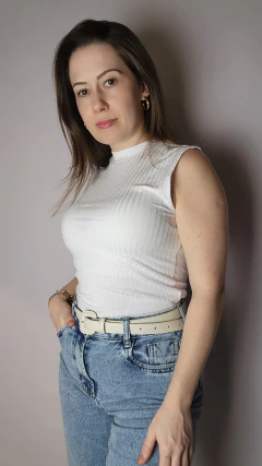 Blusa Regata Canelada Feminina com gola e comprimento mediano