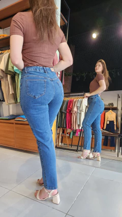 Imagem do Calça Jeans Mom feminina com dois tecidos