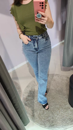 Calça jeans flare cut feminina na internet
