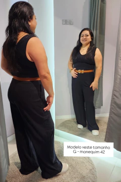 Macacão Canelado modelo regata com bolsos frontais em viscose com elastano.