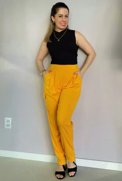 CALÇA feminina de viscose Slouchy com pregas frontais cor amarela com bolso cargo - comprar online