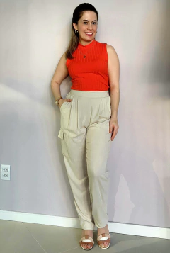 CALÇA feminina de viscose Slouchy com pregas frontais cor amarela com bolso cargo - comprar online