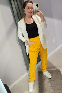 CALÇA feminina de viscose Slouchy com pregas frontais cor amarela com bolso cargo - loja online