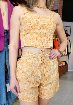 CONJUNTO feminino de shorts e regata cropped com estampa de conchas na internet
