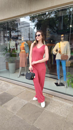 Imagem do Macacão Canelado modelo regata com bolsos frontais em viscose com elastano.