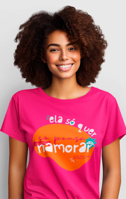 Camiseta Ela só quer, só pensa em namorar