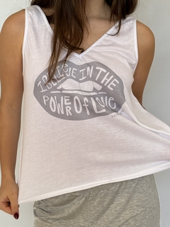 Musculosa estampada blanca con beso gris