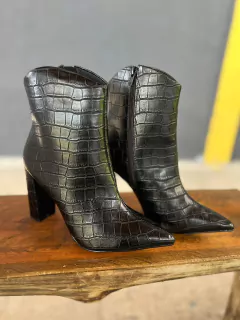 BOTA CROCO BICO FINO CANO CURTO PRETO 214.012 VICIO MIO