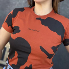 Camiseta Baby Look Thankfield Fem Estampada Laranja / Preto - 01566 - comprar online