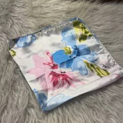 Lenço De Cetim Estampado Branco Azul e Rosa - comprar online