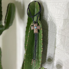 Gravata Western Boloho Cruz Bronze Com Pedra Azul - comprar online