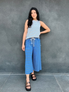 Calça Pantacourt Listrada Azul e Branco - comprar online