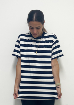 Maxi T-Shirt Listrada Azul e Branco - MOMUÁ