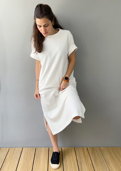 Vestido Midi Básico Em Malha De Algodão Com Fenda Off White - MOMUÁ