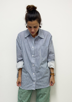 Camisa Manga Longa Oversized Listrada Azul e Branca na internet