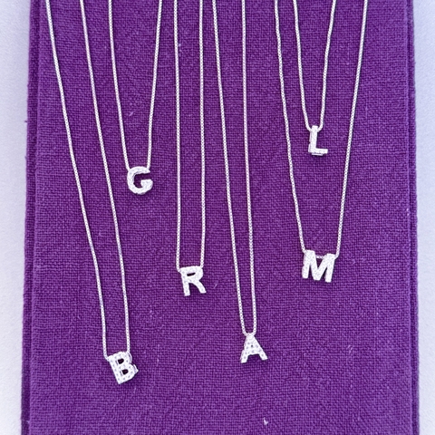 COLAR PINGENTE LETRA CRAVEJADA 45CM - PRATA 925 - comprar online