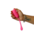 Vibrador Bullet Via APP na cor rosa, sendo segurado por uma mão feminina, destacando seu design ergonômico e a parte flexível.