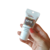 Frasco de gel anal dessensibilizante Sete Sensações da Hot Flowers, com 25g, segurado por uma mão feminina. O rótulo exibe cores vibrantes e informações sobre o produto.
