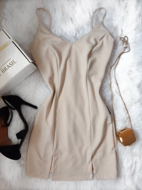 Vestido LARISSA No CREPE PREMIUM COM ELASTANO TODO NO LUREX/ ZÍPER NAS COSTAS/ALÇAS REGULÁVEIS (COR NUDE/COM LUREX PRATA)