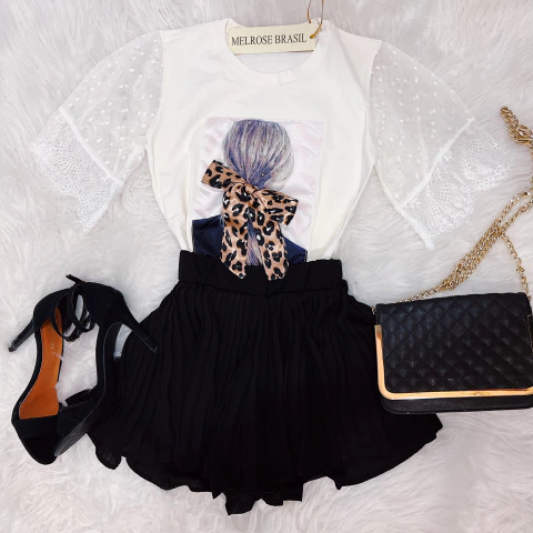 T-shirt GIRL D/ EM APLICAÇÃO C/STRASS E LENCINHO QUE PODE SE REMOVÍVEL/MANGAS EM TULE DE POÁ E RENDA CHANTILLY( COR OFF WHITE)