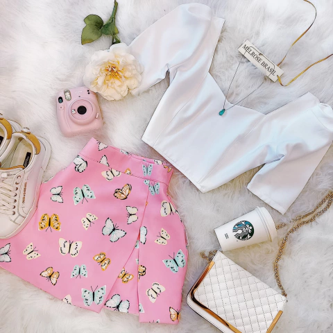 SAIA MB DELUXE LUANA NA ALFAIATARIA FRENTE E COSTAS É SAIA ( ESTAMPA MINI BORBOLETAS FUNDO ROSA)