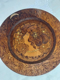 Cuadro pirograbado con mujer (Luna)