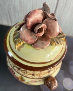 POTICHE, TAPA CON ROSAS EN RELIEVE - comprar online