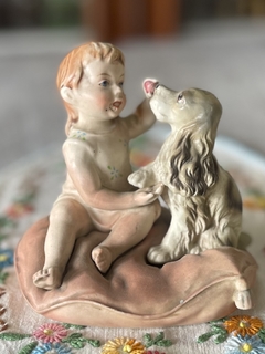 Niña con perro en Biscuit Alemán