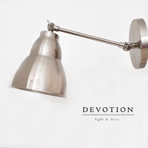 Aplique de pared platil con pantalla martillada y con múltiples movimientos verticales en 2 sectores