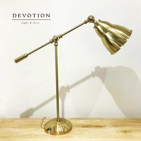 Lámpara de escritorio dorado mate con movimientos y pantalla martillada