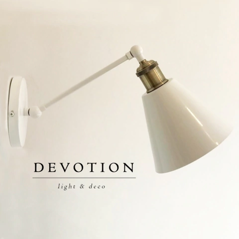 Velador de pared blanco con dorado con interruptor de encendido y multiples movimientos.