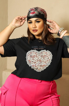 T-Shirt Plus Boho Vibes Endless Freedom Preto - comprar online