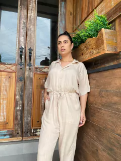 MACACÃO VISCOLINHO C/ AMARRAÇÃO BETINA NUDE - AUTHENTIC STORE LTDA