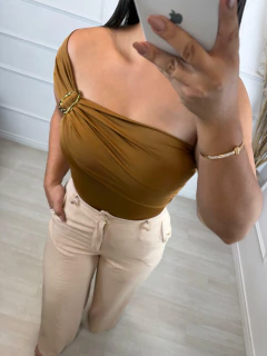 Body Melinda Caramelo na internet