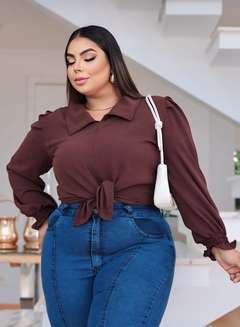 Cropped Camisa Valdete Marrom na internet