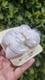 Laço Branco com Pompom e Borboleta - comprar online