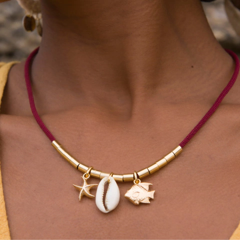 Colar Couro Vinho Pingentes