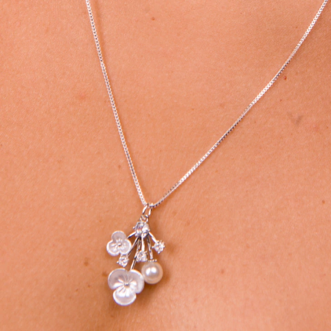 Colar Pingentes Flores Maré