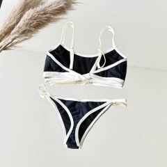 Aurora Negro y Crudo en internet