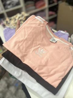 Remeras Adi bordadas crop