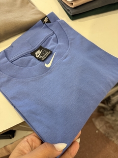 Imagen de Remera Nk pipa bordada cuellos