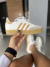 SAMBAE BRANCO C/ DOURADO PREMIUM na internet