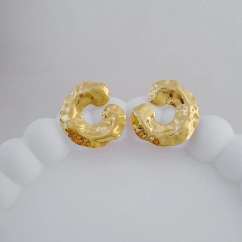 Brinco meia lua amassado - comprar online