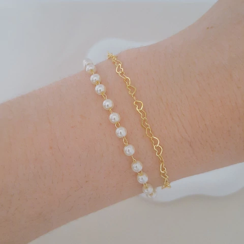 Pulseira dupla coração entrelaçado e bolinha pérola - comprar online