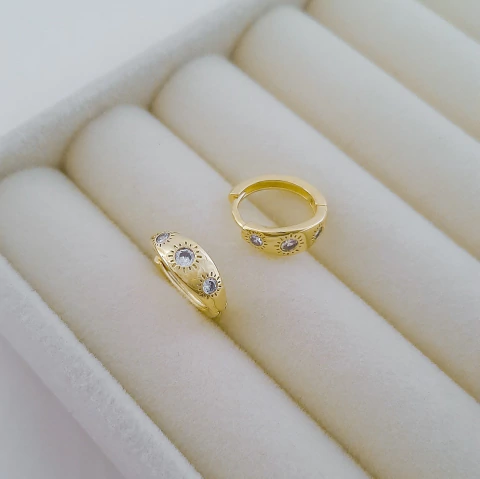 Argola lisa detalhe sol zircônia